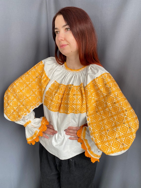 Romanian blouse Embroidered top Vintage outfit Vintage Collectible Antique top Embroidered top Drndl Embroidered blouse puffy sleeves