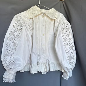 Romanian blouse  Hungarian blouse Vintage Romanian Embroidered blouse Antique smock Linen blouse Chemise Edwardian style Collared blouse