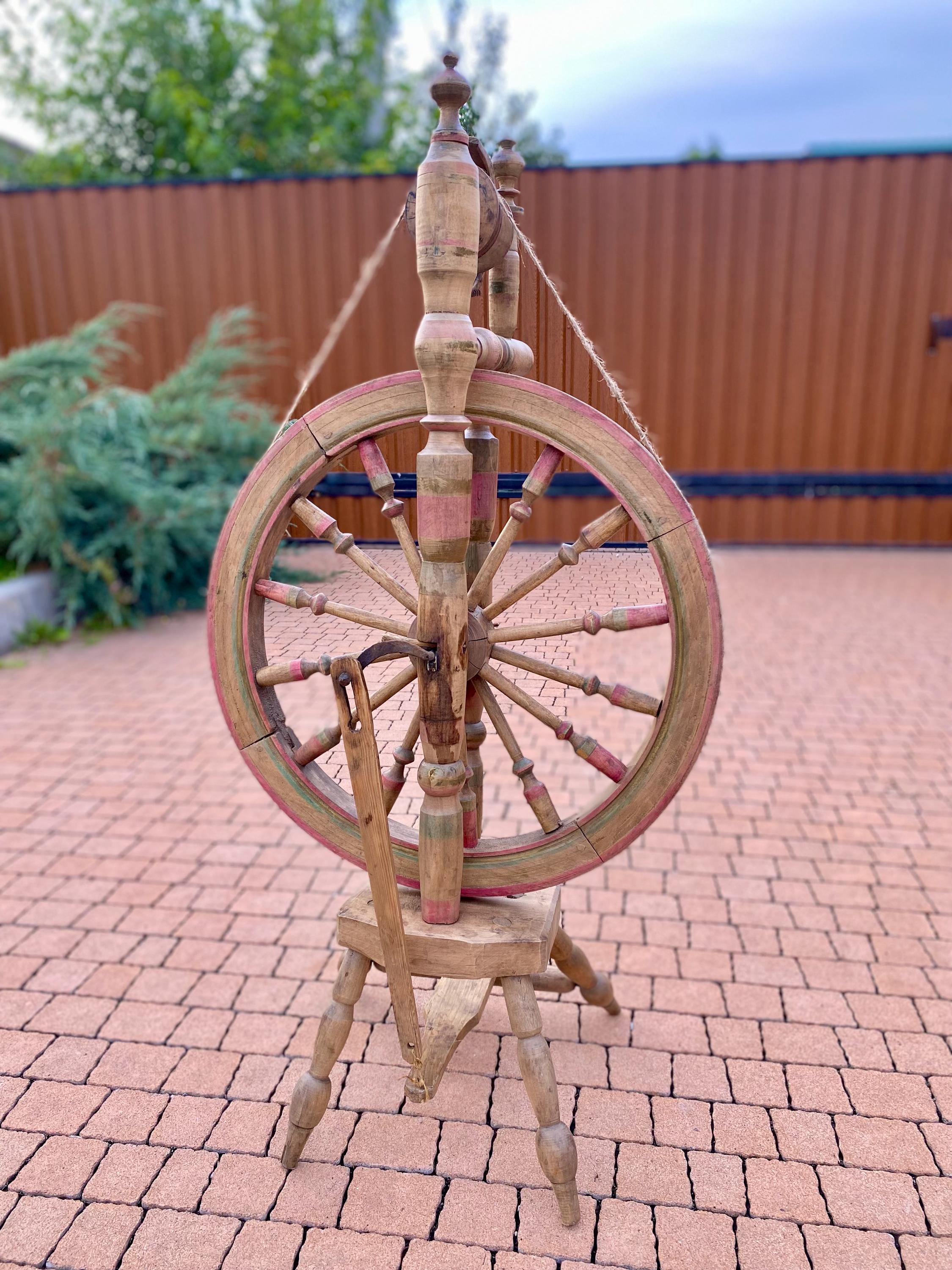 アンティークの手動糸紡ぎ車。20世紀初頭のヴィンテージ糸紡ぎ道具