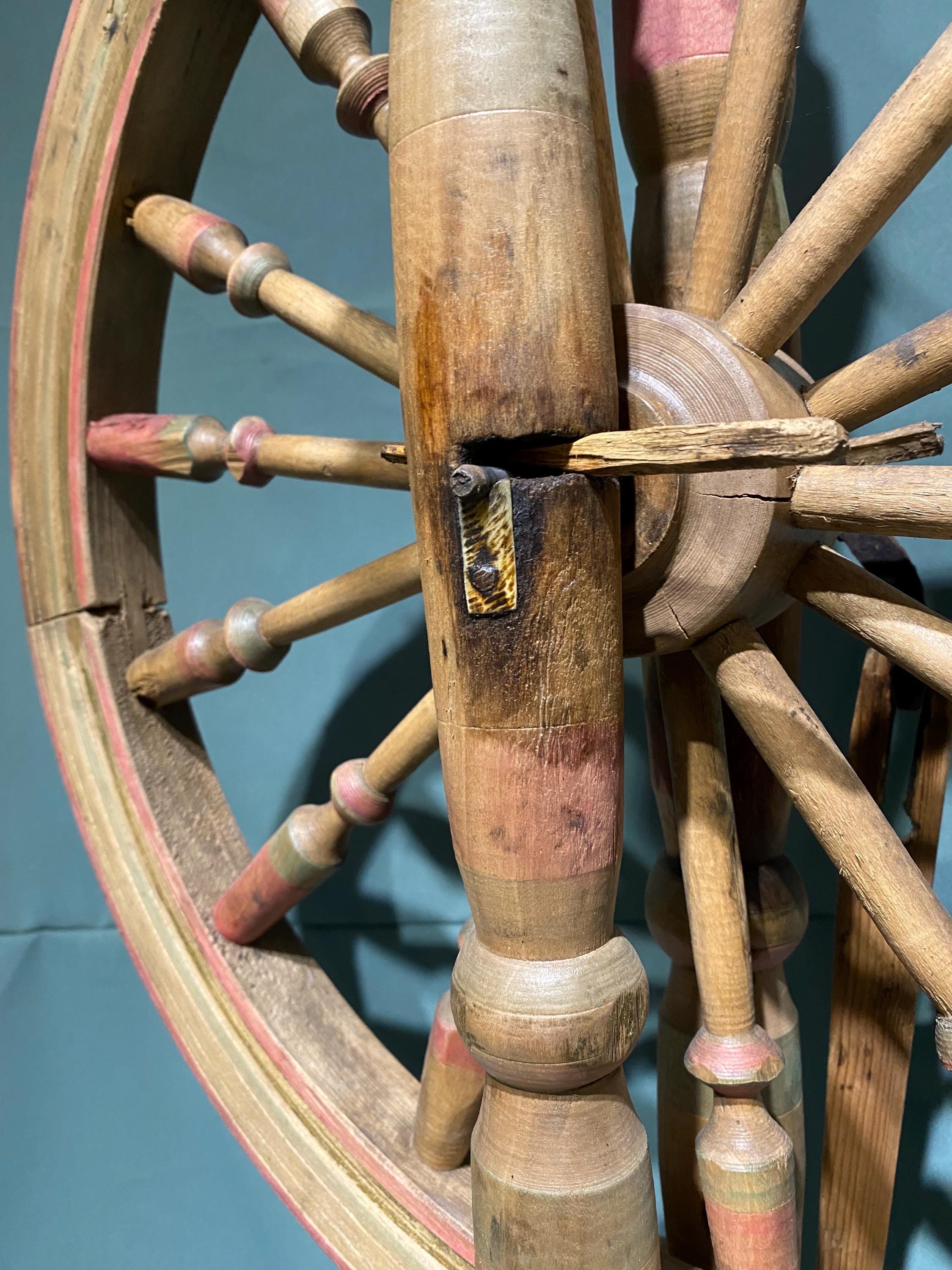 アンティークの手動糸紡ぎ車。20世紀初頭のヴィンテージ糸紡ぎ道具