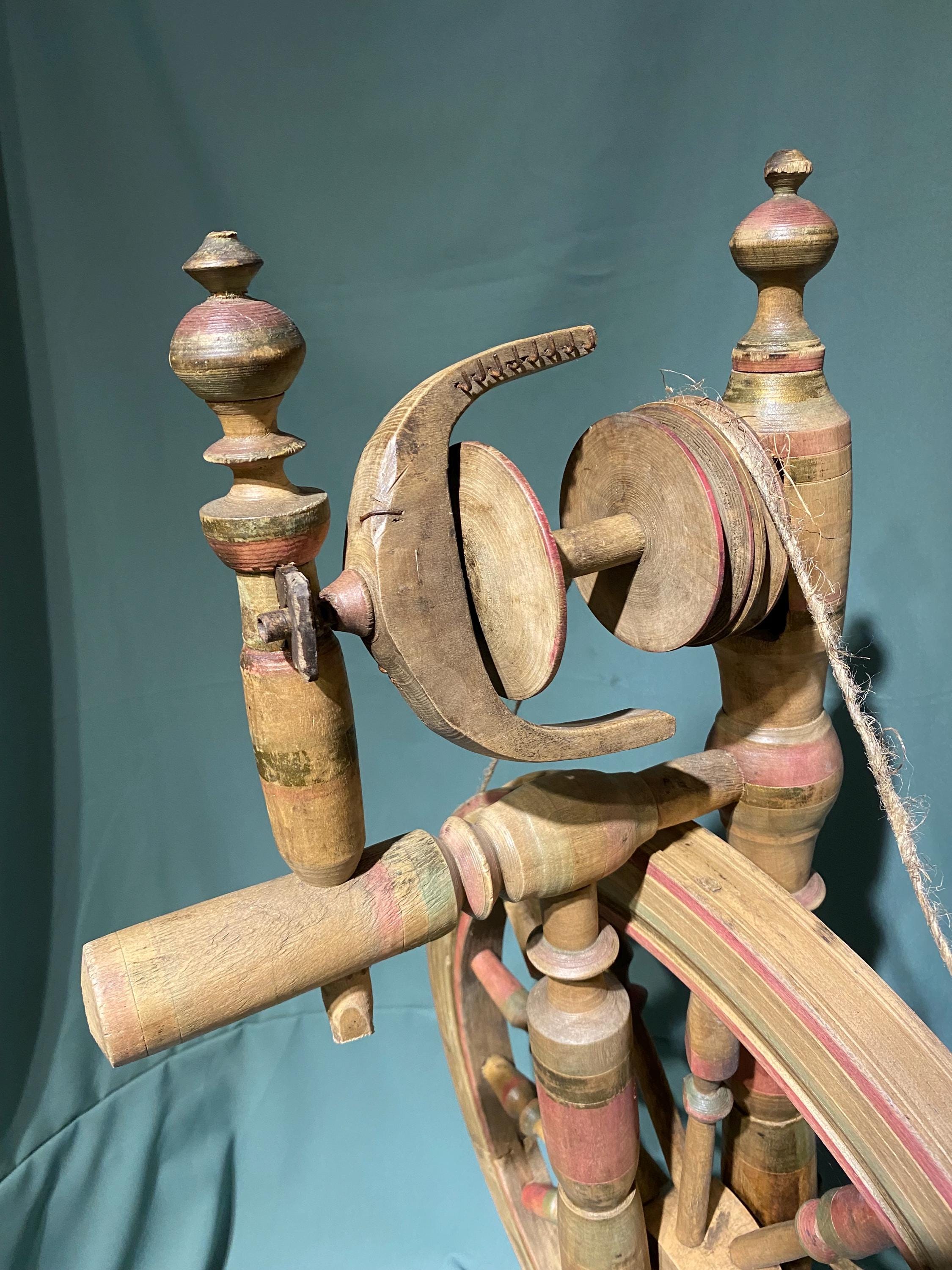 アンティークの手動糸紡ぎ車。20世紀初頭のヴィンテージ糸紡ぎ道具