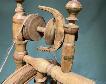 アンティークの手動糸紡ぎ車。20世紀初頭のヴィンテージ糸紡ぎ道具