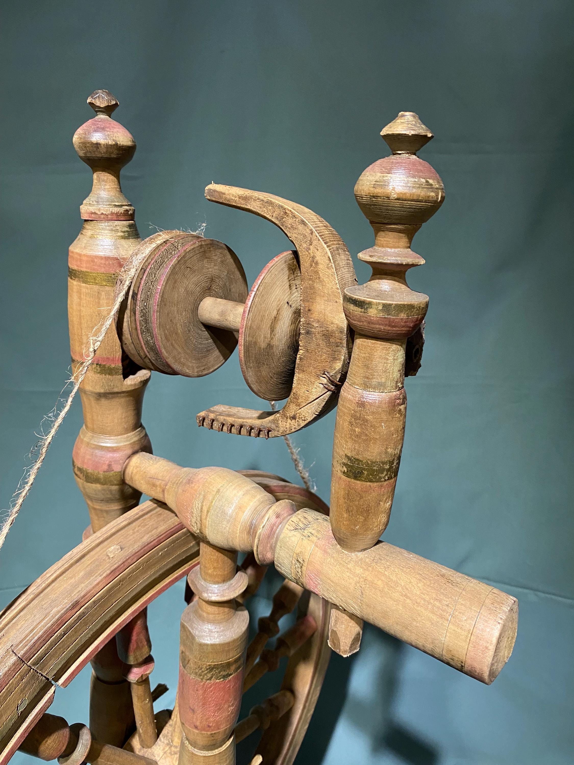 アンティークの手動糸紡ぎ車。20世紀初頭のヴィンテージ糸紡ぎ道具