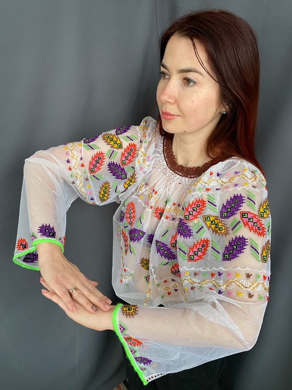 Romanian blouse Embroidered top Vintage outfit Bo… - image 3