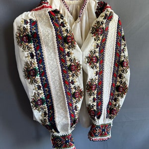 Romanian blouse Hungarian blouse Embroidered blouse Linen blouse Antique blouse Antique chemise Lace Embroidered  Antique blouse