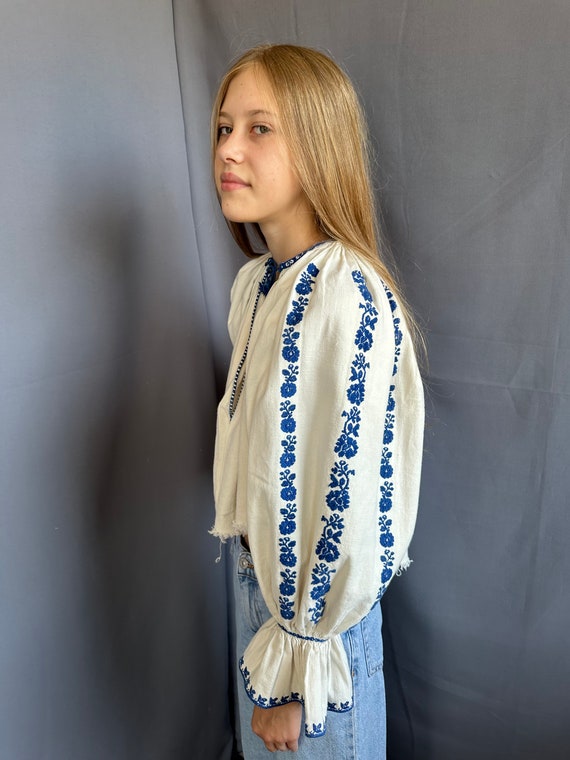 Romanian blouse Embroidered top Vintage outfit Bo… - image 1
