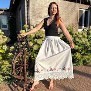 Falda de lino ucraniana bordada – Arte popular artesanal en punto de cruz, falda blanca vintage hecha a mano, cintura ajustable de 85 cm.