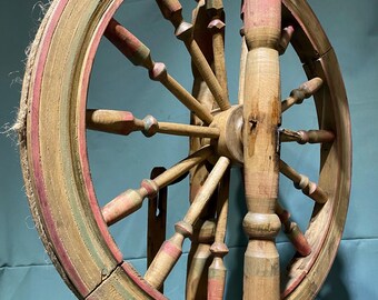 アンティークの手動糸紡ぎ車。20世紀初頭のヴィンテージ糸紡ぎ道具