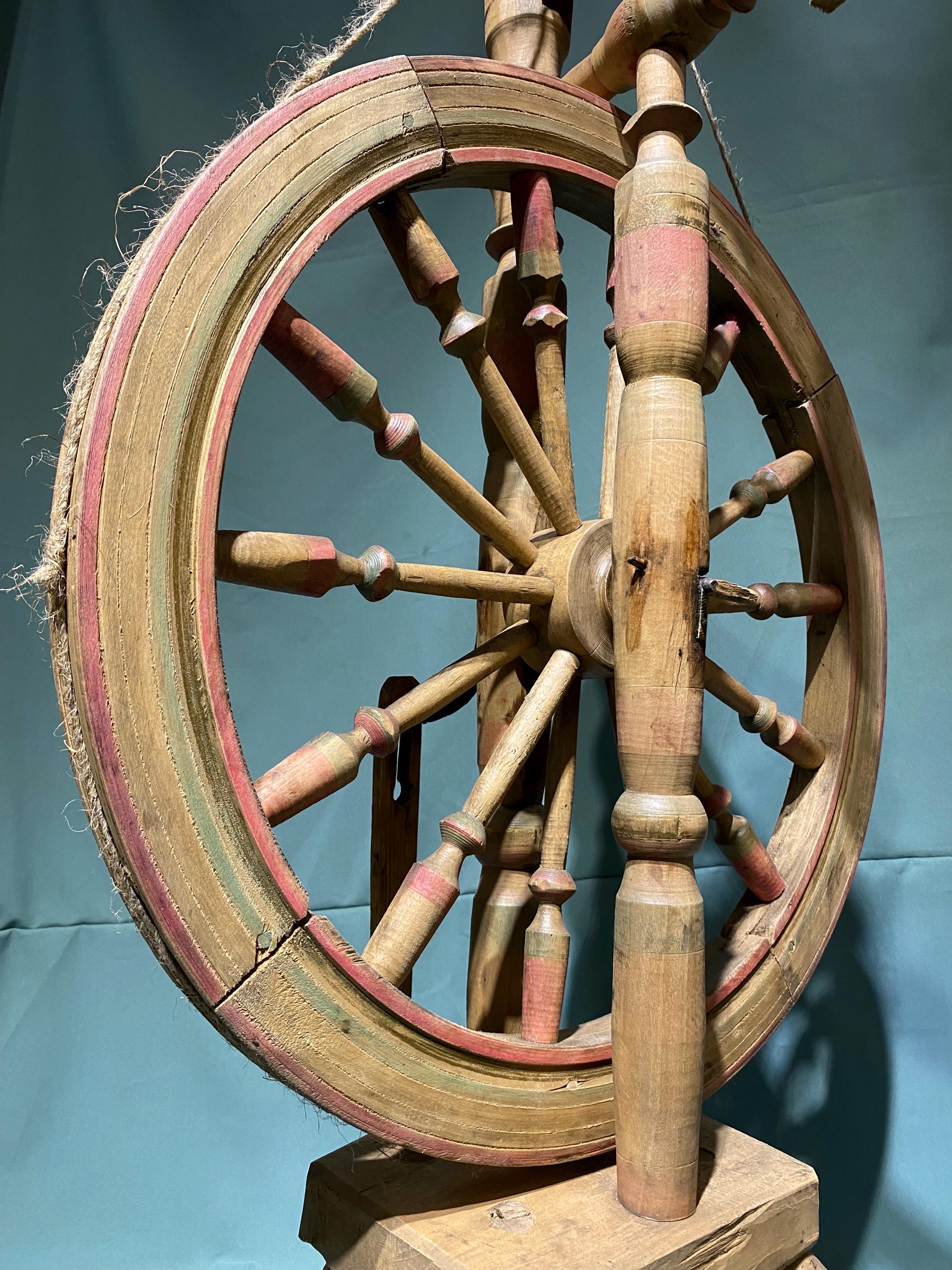 アンティークの手動糸紡ぎ車。20世紀初頭のヴィンテージ糸紡ぎ道具