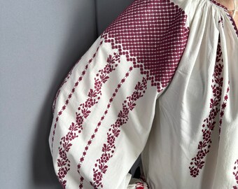 ルーマニアのブラウス 刺繍入りトップス ヴィンテージ衣装