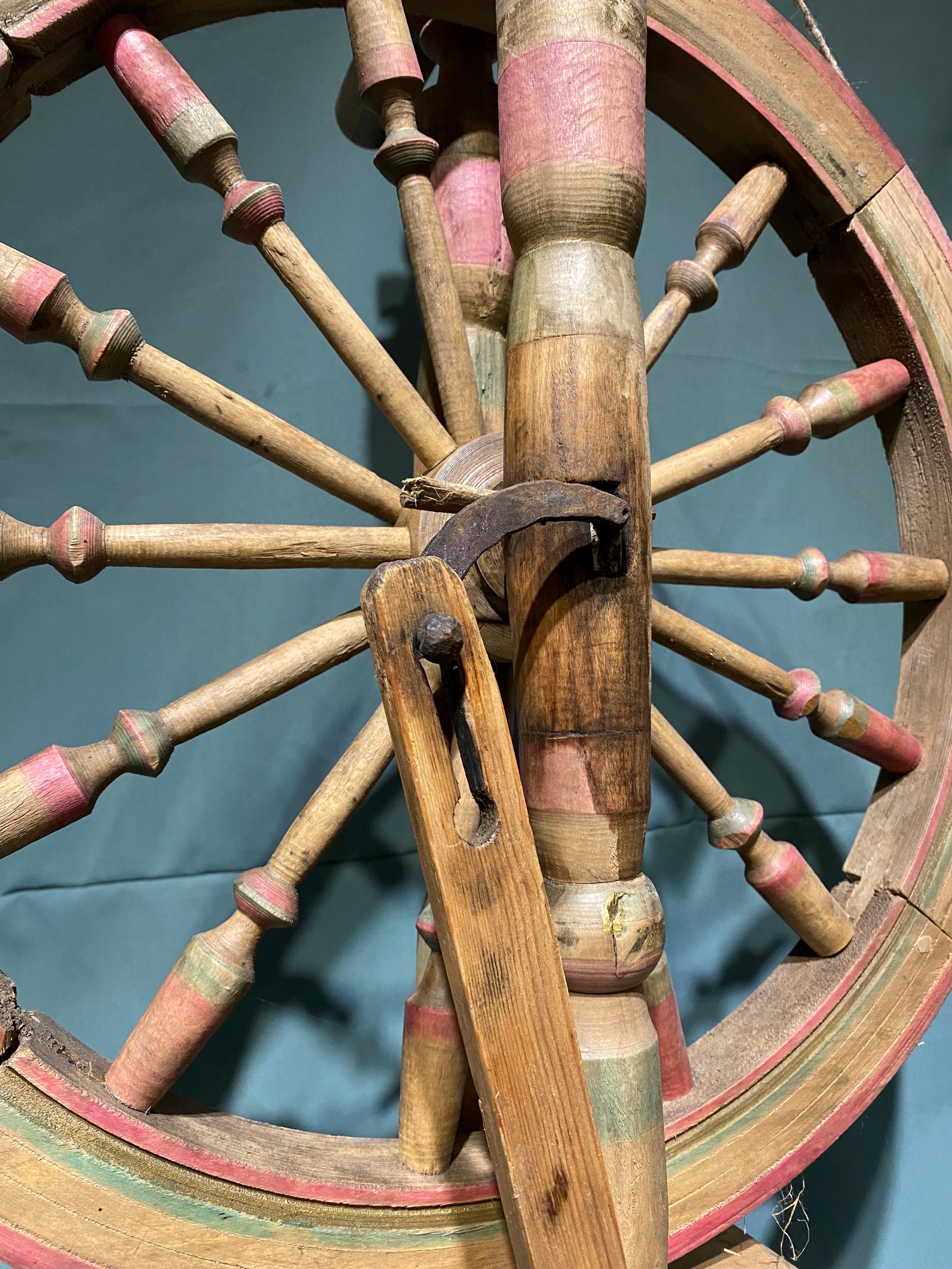 アンティークの手動糸紡ぎ車。20世紀初頭のヴィンテージ糸紡ぎ道具