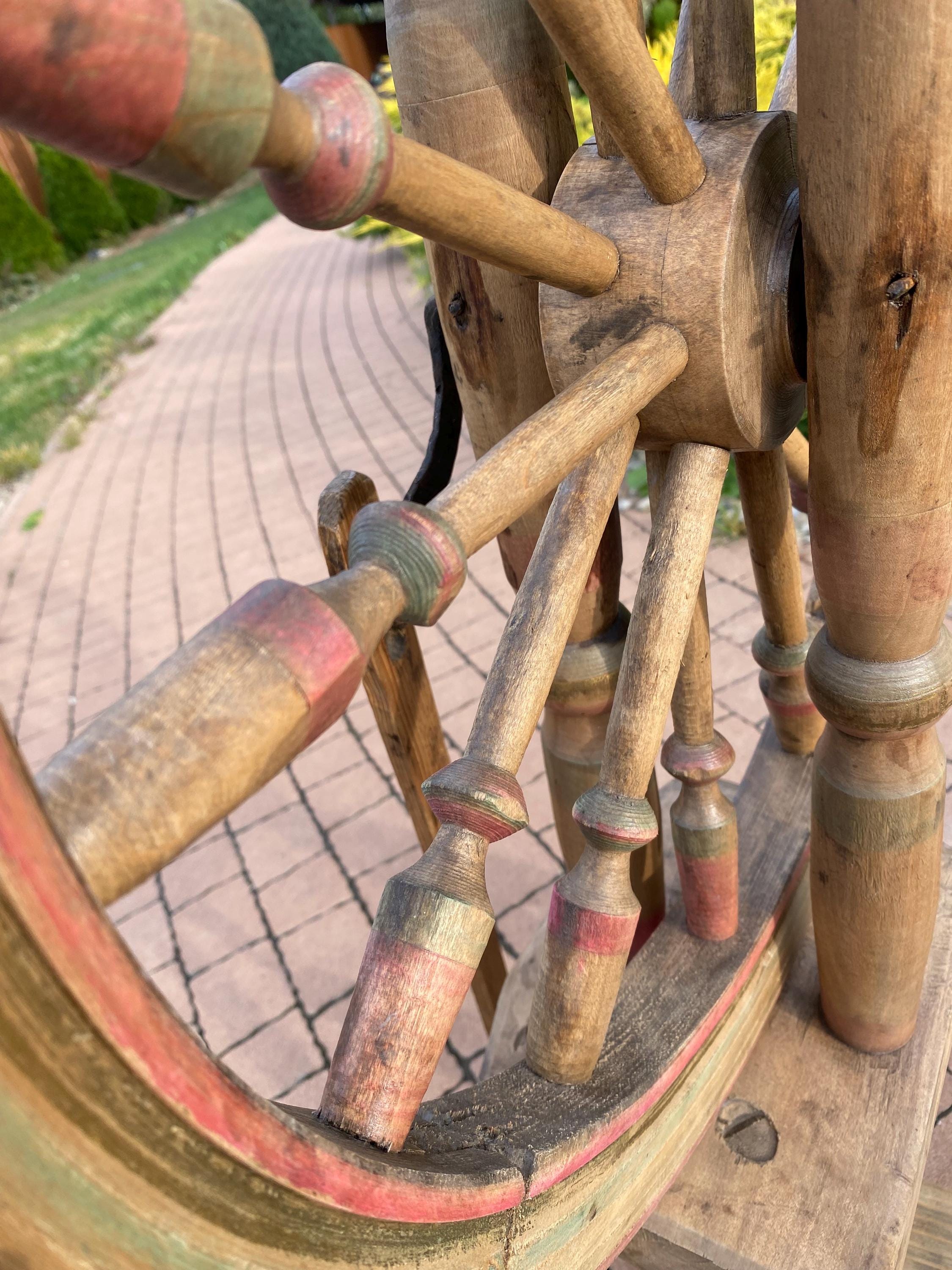 アンティークの手動糸紡ぎ車。20世紀初頭のヴィンテージ糸紡ぎ道具