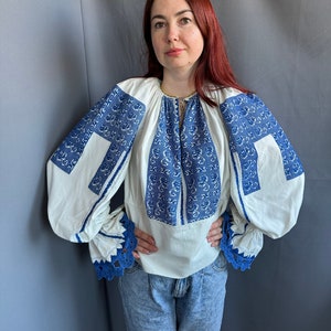 Romanian blouse Embroidered top Vintage outfit Vintage Collectible Antique top Embroidered top Drndl Embroidered blouse puffy sleeves