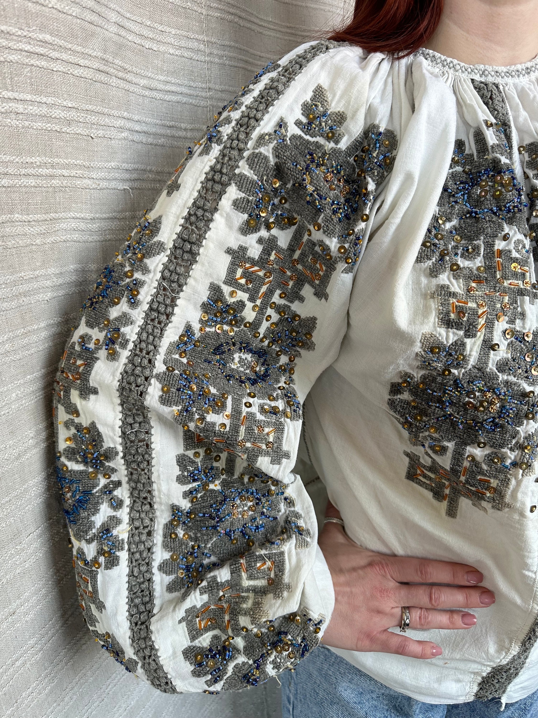 ルーマニアのブラウス 刺繍入りのヴィンテージブラウス シックな 