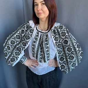 Romanian blouse Embroidered blouse Embroidered top Vintage outfit Vintage Antique chemise Antique top Hungarian blouse