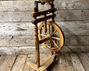 アンティークの手動糸紡ぎ車。20世紀初頭のヴィンテージ糸紡ぎ道具