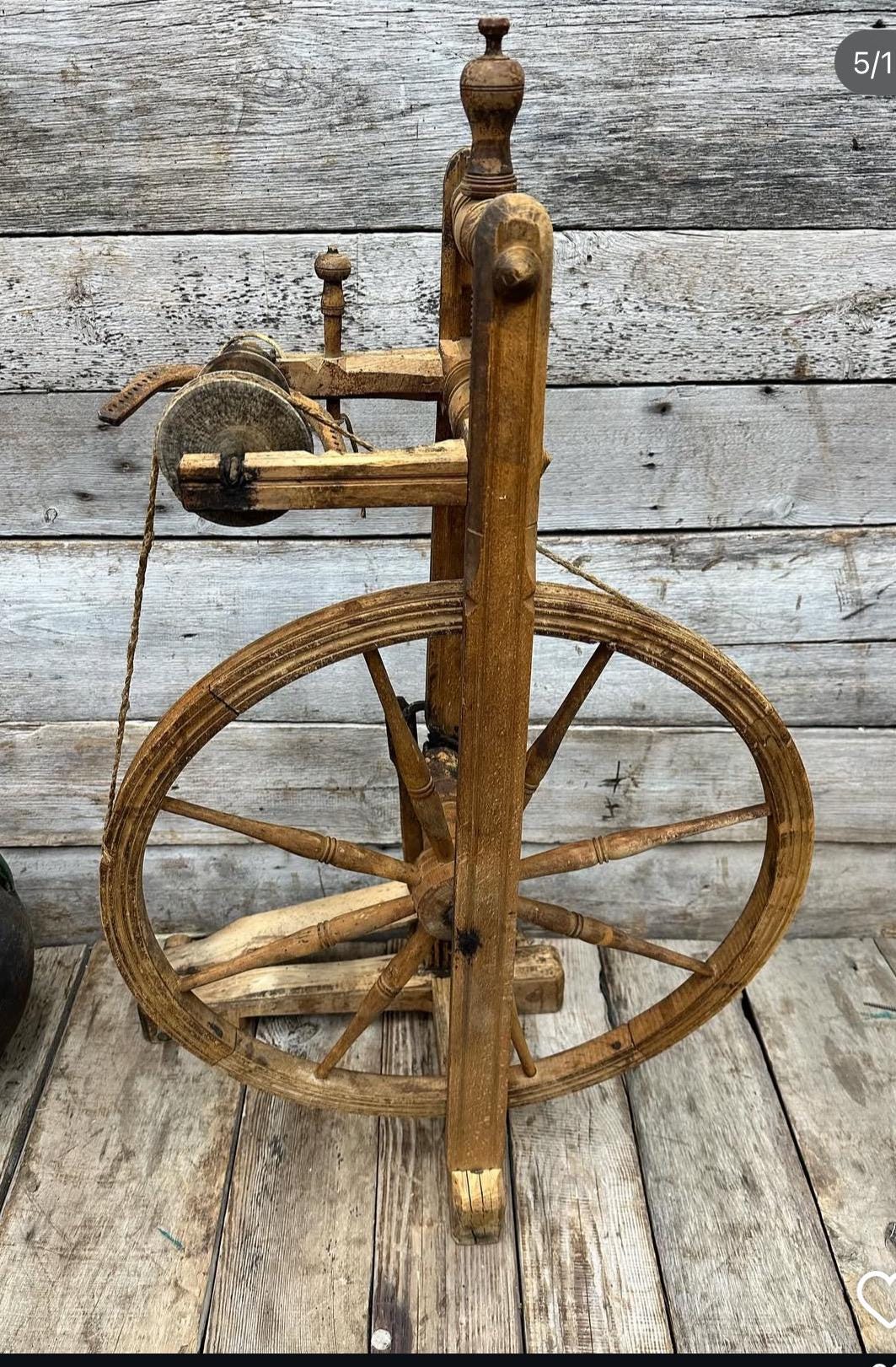 アンティークの手動糸紡ぎ車。20世紀初頭のヴィンテージ糸紡ぎ道具