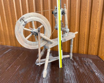 アンティークの手動糸紡ぎ車。20世紀初頭のヴィンテージ糸紡ぎ道具