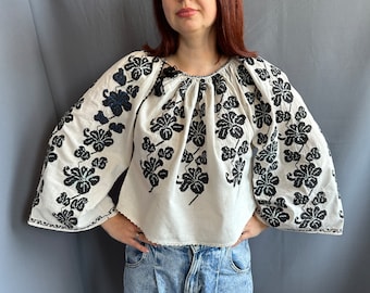 Romanian blouse Hungarian blouse Puffy sleeves Antique blouse Vintage blouse Vintage shirt Antique shirt Chemise Tshirt