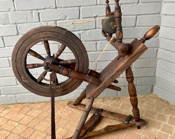 アンティークの手動糸紡ぎ車。20世紀初頭のヴィンテージ糸紡ぎ道具