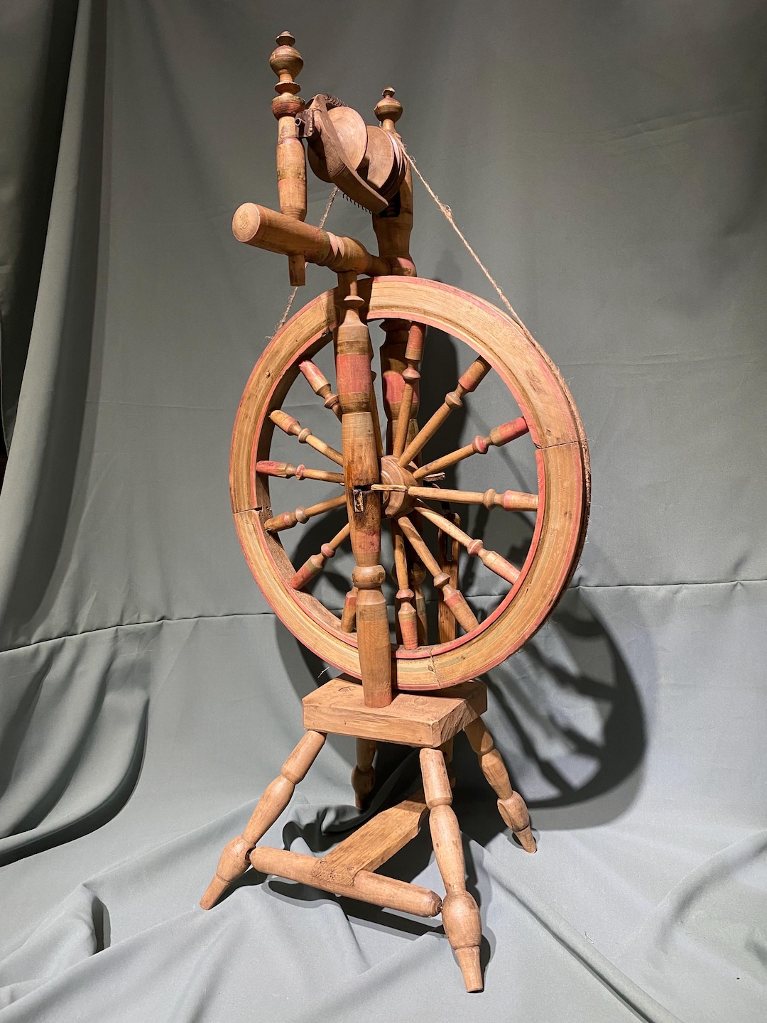 アンティークの手動糸紡ぎ車。20世紀初頭のヴィンテージ糸紡ぎ道具