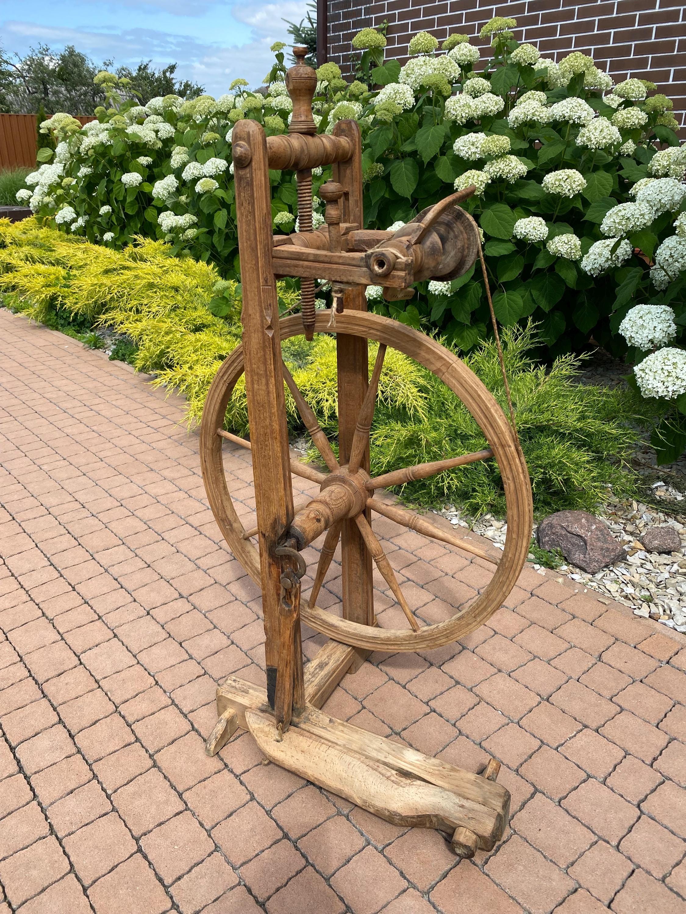 アンティークの手動糸紡ぎ車。20世紀初頭のヴィンテージ糸紡ぎ道具