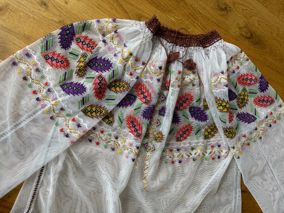 Romanian blouse Embroidered top Vintage outfit Bo… - image 9