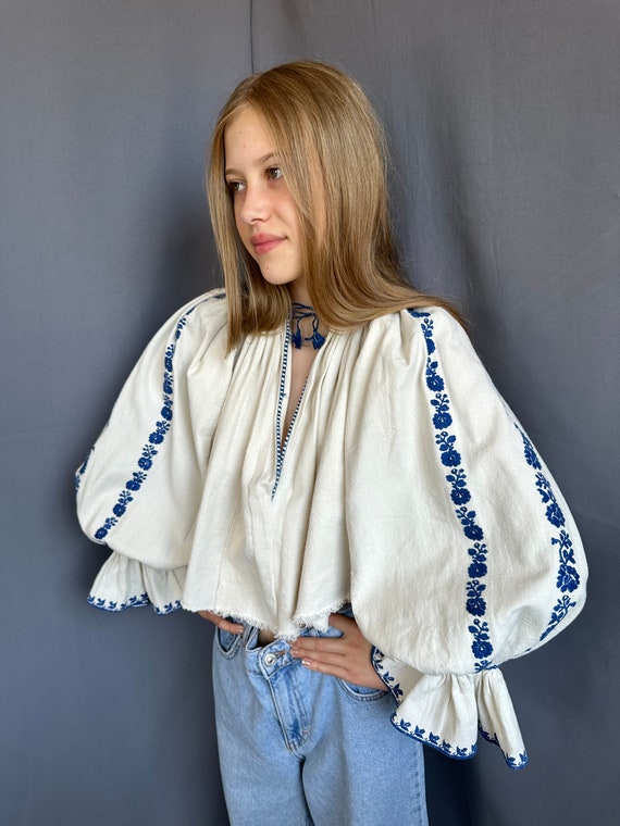 Romanian blouse Embroidered top Vintage outfit Bo… - image 3