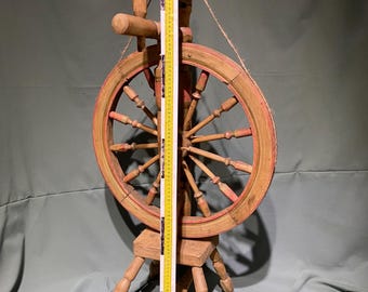 アンティークの手動糸紡ぎ車。20世紀初頭のヴィンテージ糸紡ぎ道具