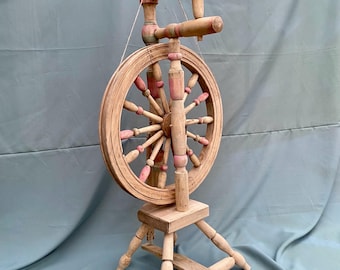 Einzigartiges antikes Spinnrad • Original 100 Jahre alte Farbe • Vintage Arbeits-Kreiselwerkzeug • Rustikale Bauernhausdekoration • Handgefertigt