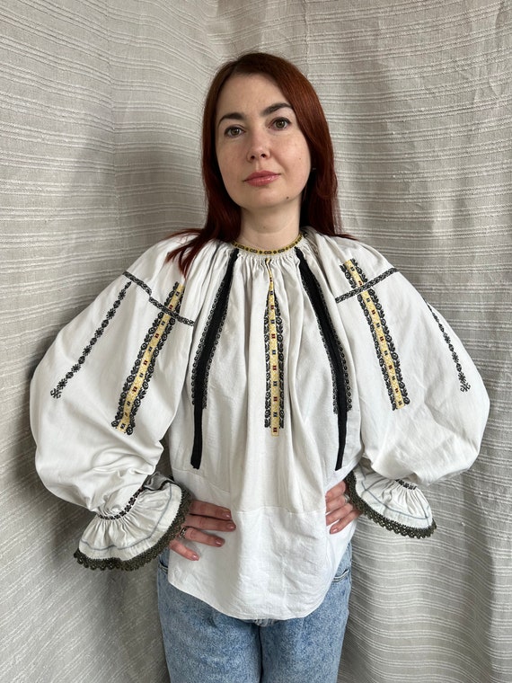 Romanian blouse Embroidered top Vintage outfit Vi… - image 1