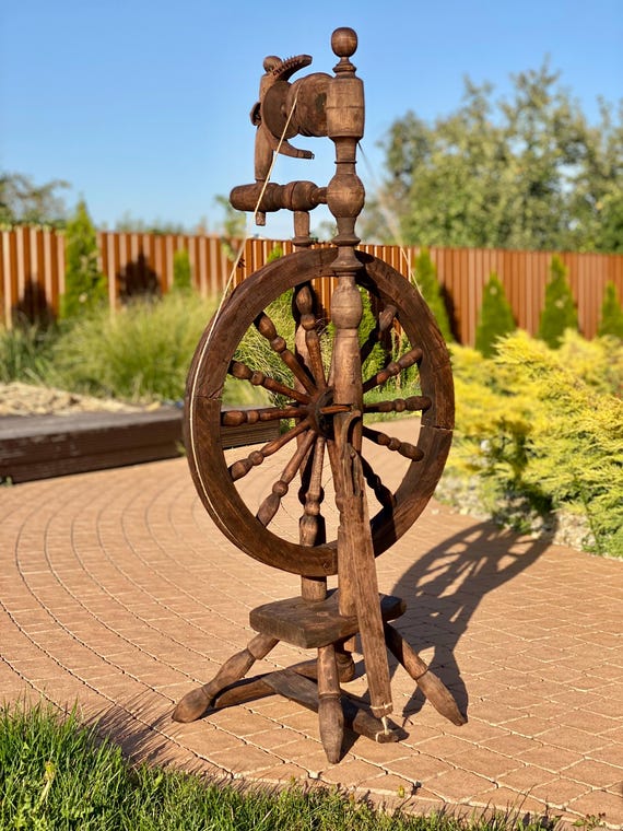 アンティークの手動糸紡ぎ車。20世紀初頭のヴィンテージ糸紡ぎ道具