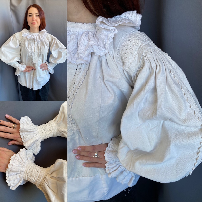 K&ouml;nnte beinhalten: Wei&szlig;e Baumwollbluse mit einem gro&szlig;en R&uuml;schenkragen und Puff&auml;rmeln. Die &Auml;rmel sind mit Spitze besetzt und die Bluse ist mit einem zarten Muster bestickt.