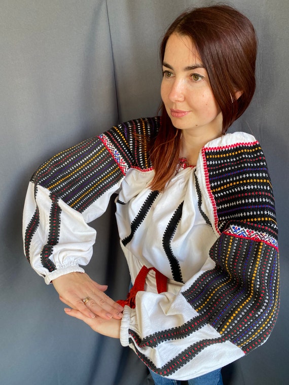 Romanian blouse Embroidered top Vintage outfit Vi… - image 3