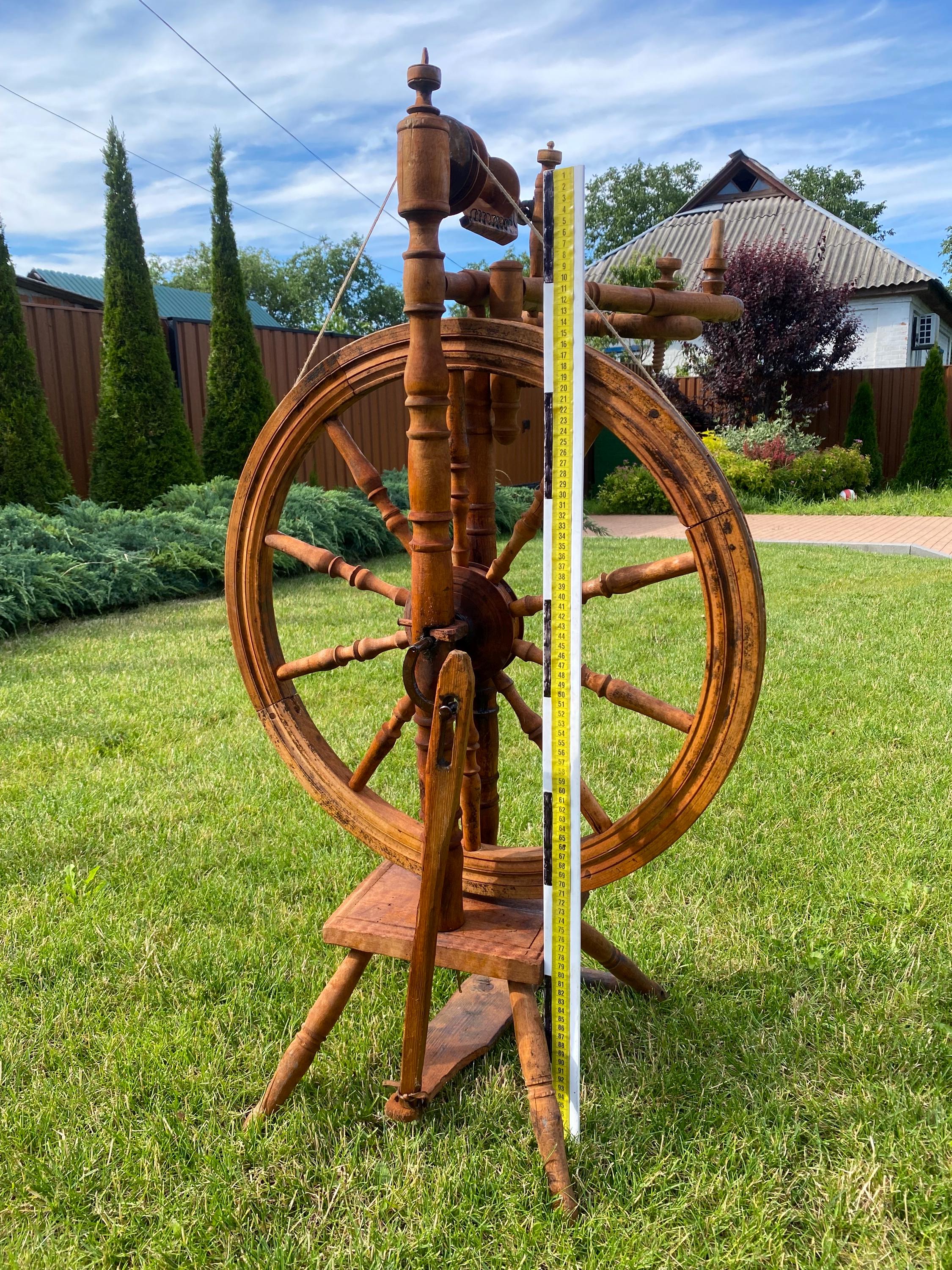 アンティークの手動糸紡ぎ車。20世紀初頭のヴィンテージ糸紡ぎ道具