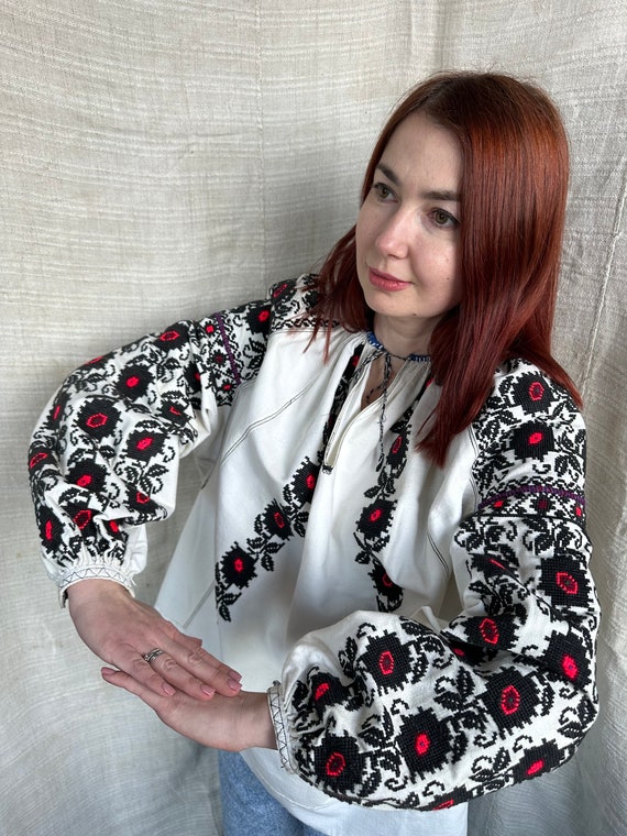 Romanian blouse Embroidered top Vintage outfit An… - image 5