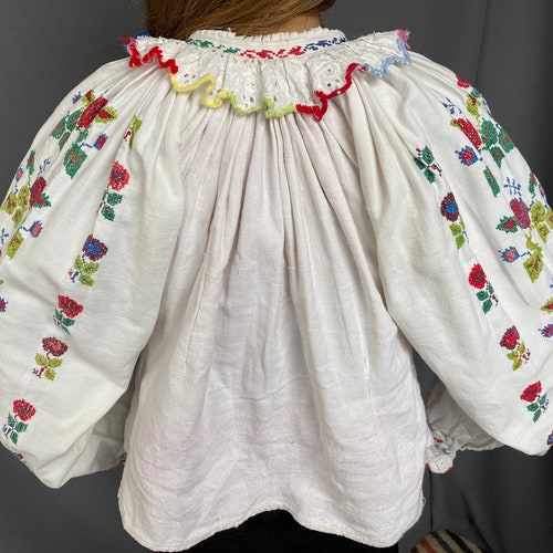 Romanian blouse Blouse for shops a girl Embroidered blouse Folklore Vintage clothes Vintage outfit Vintage wholesalers Festive