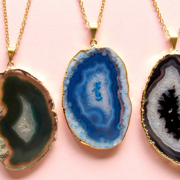 Colliers agate slice, collier en cristal, collier poli en tranches d’agate, grand collier geode, tranche de géode d’or, bijoux en cristal de guérison