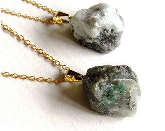 Collares de piedra esmeralda verde, collar con piedra natal de mayo, collar de esmeralda, collar de esmeralda en bruto, collar de chakras