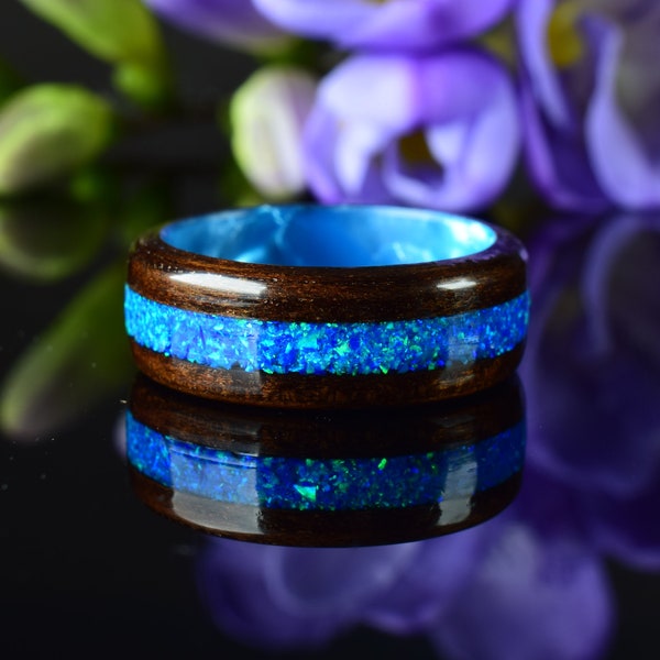 Eucalyptus fumé avec opale bleue écrasée sur bague en bois courbé en époxy bleu, bague en bois pour hommes, bague en bois pour femme