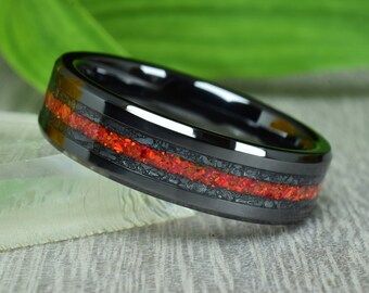 Anillo de cerámica negra de 6 mm con cristales de antimonita triturados y ópalo rojo rubí. Anillo de bodas y aniversario.