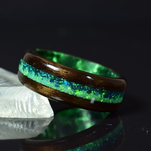 Bande de bois deucalyptus fumé avec opale verte écrasée et vert foncé sur bague en bois courbé en époxy vert Bague en bois pour homme, bague en bois pour femme image 1