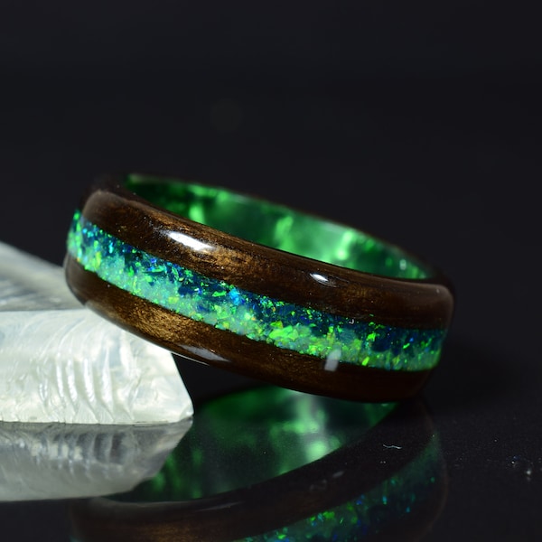 Bande de bois d’eucalyptus fumé avec opale verte écrasée et vert foncé sur bague en bois courbé en époxy vert - Bague en bois pour homme, bague en bois pour femme