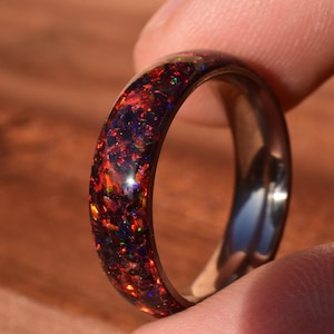 Trouwring, beloftering met zwarte opaal, robijnrode opaal en natuurlijke robijn met titanium kern