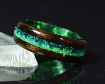 Bande de bois d’eucalyptus fumé avec opale verte écrasée et vert foncé sur bague en bois courbé en époxy vert - Bague en bois pour homme, bague en bois pour femme