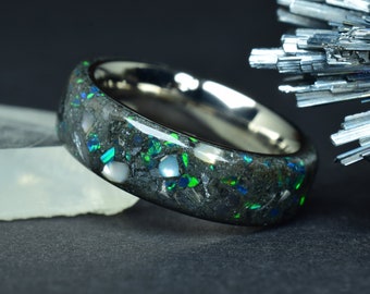 Bague de mariage, bague de promesse avec perle naturelle, cristaux d’antimonite et opale verte sur anneau de noyau en titane - Gravure facultative