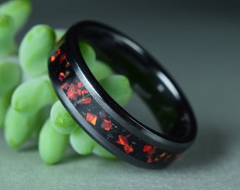 Verlobungsring, Versprechensring, Schwarzer Keramikring mit Crushed Obsidian und Rubinrotem Opal, 6mm