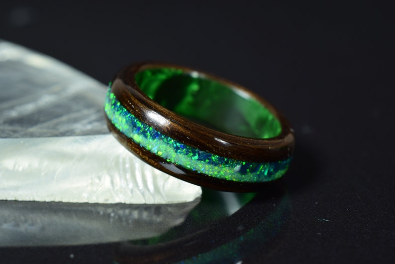 Bande de bois deucalyptus fumé avec opale verte écrasée et vert foncé sur bague en bois courbé en époxy vert Bague en bois pour homme, bague en bois pour femme image 5