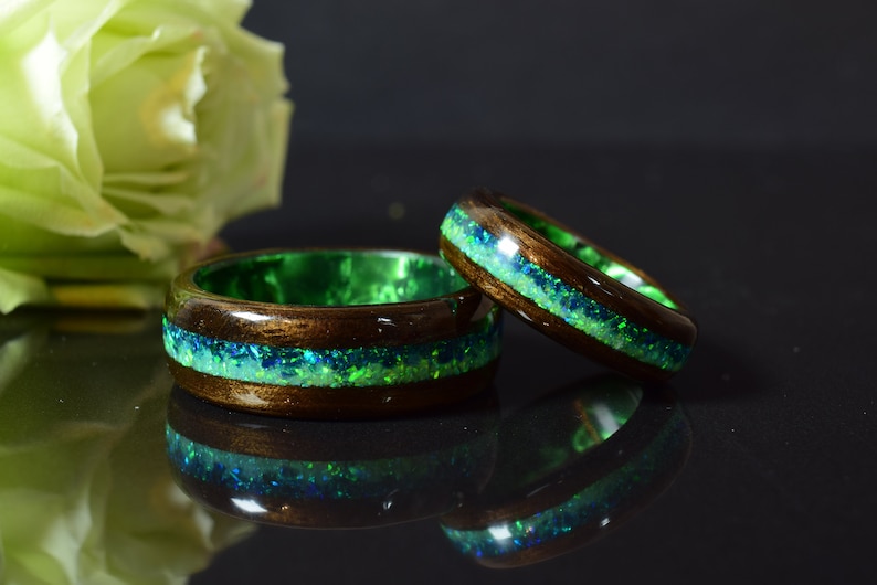 Bande de bois deucalyptus fumé avec opale verte écrasée et vert foncé sur bague en bois courbé en époxy vert Bague en bois pour homme, bague en bois pour femme image 4