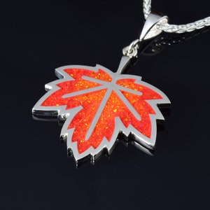 925 Sterling Silber Ahornblatt Anhänger mit Curshed Feuer Opal und Orange Opal Mix Inlay - Kanadischer Schmuck